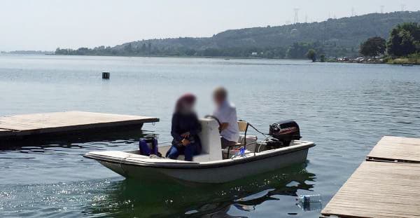 Yasağa rağmen Sapanca Gölü'nde motorla eşini gezdirdi