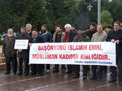 <font size="2"><font face="Arial"><strong><font color="#333399">Basın a&ccedil;ıklamasının tam metni:&nbsp;<br /></font></strong><br />Darbe s&ouml;ylentileri, yolsuzluklar, işkenceler, &uuml;lkemizde ve d&uuml;nyada M&uuml;sl&uuml;man halkları sindirme politikaları, baş&ouml;rt&uuml;s&uuml;ne &ouml;zg&uuml;rl&uuml;k yolunda karşılaşılan engeller.</font></font> <p><font face="arial,helvetica,sans-serif" size="2">Ge&ccedil;tiğimiz hafta i&ccedil;erisinde yaşanılan olaylardan birka&ccedil; kesit sunmak istiyoruz</font></p><p><font face="arial,helvetica,sans-serif" size="2">Ergenekon ter&ouml;r &ouml;rg&uuml;t&uuml; davası devam etmektedir, deniz kuvvetleri eski komutanı &Ouml;zden &Ouml;rnek&rsquo;e ait olduğu mahkeme kararı ile kesinleşen darbe g&uuml;nl&uuml;kleri ter&ouml;r &ouml;rg&uuml;t&uuml; davasının ek iddianamesine girmiş bulunmaktadır. Davaya eklenen iddianamenin 3. b&ouml;l&uuml;m&uuml;nde deniz kuvvetleri eski komutanının bilgisayarından &ccedil;ıktığı kesinleşen darbe g&uuml;nl&uuml;klerine de yer verildi. Darbe g&uuml;nl&uuml;klerinde kamuoyunun &ccedil;ok yakından tanıdığı darbeci paşaların bir ka&ccedil;ının da isimleri, darbeye teşebb&uuml;s edenler olarak ge&ccedil;mektedir. Dileğimiz işkencecilerin bir an &ouml;nce yargılanıp gerektiği cezalara &ccedil;arptırılmalarıdır.</font></p>