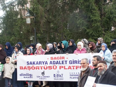 <p><font face="arial,helvetica,sans-serif" size="2">İnananlara uygulanan baskı ve zul&uuml;mler sadece &uuml;lkemizde değil, d&uuml;nyanın bir&ccedil;ok yerinde de kendisini g&ouml;stermektedir. Birka&ccedil; g&uuml;n &ouml;nce işgal toprakları Irak&rsquo;tan d&ouml;nerken M&uuml;sl&uuml;man bir grup tarafından protestoya uğrayan İngiliz askeri birliği, sanki hi&ccedil; kan d&ouml;kmemişler ve de iddia ettikleri &ouml;zg&uuml;rl&uuml;ğ&uuml; o halka getirmiş kahraman edası ile şehir turları sergilemişler, M&uuml;sl&uuml;manları korkutmak, yıldırmak ve de baskı altına almak i&ccedil;in şehir gezilerini uzatmışlardır. G&ouml;vde g&ouml;sterisi de k&acirc;fi gelmemiş, protesto g&ouml;sterilerinde bulunan M&uuml;sl&uuml;manlar tutuklanmış ve hakaretlere maruz kalmışlardır.</font></p><p><font face="arial,helvetica,sans-serif" size="2"><strong>Ve asıl g&uuml;ndem maddemiz Baş&ouml;rt&uuml;s&uuml; &hellip;</strong></font></p><p><font face="arial,helvetica,sans-serif" size="2">Kırgızistan&rsquo;da k&uuml;&ccedil;&uuml;k &ccedil;ocukların dini a&ccedil;ıdan etkilenmeleri bahane edilerek devlet okullarına baş&ouml;rt&uuml;s&uuml; ile girilmesine yasak getirilmişti, ancak M&uuml;sl&uuml;man Kırgız halkı bu elim olay karşısında haklı tepkisini dile getirmiş, yanlış hesabın &uuml;lke sınırlarına bile ulaşmadan d&uuml;zeltilmesini sağlamıştır.</font></p>