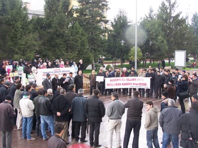 <p><font face="arial,helvetica,sans-serif" size="2">İstiklal Marşımızın kabul&uuml;n&uuml;n 88. yıld&ouml;n&uuml;m&uuml; kutlamaları m&uuml;nasebetiyle Diyarbakır Valiliği ile İl Milli Eğitim M&uuml;d&uuml;rl&uuml;ğ&uuml;&rsquo;n&uuml;n ortaklaşa d&uuml;zenlediği t&ouml;rende askeri erk&acirc;n &ccedil;irkin y&uuml;z&uuml;n&uuml; bir kez daha g&ouml;stermiştir. 7.Kolordu Komutanlığını temsilen programa katılan subaylar, programa katılmadan &ouml;nce salonu kontrol etmek amacı ile emrindeki askerler vasıtasıyla program yerini teftiş ettirmişlerdir. Protokol sırasının hemen arkasında bulunan kapalı iki bayandan rahatsız olduklarını belirtmişlerdir. Bunun &uuml;zerine Milli Eğitim M&uuml;d&uuml;r Yardımcısı kapalı bayanları arka sıralara ge&ccedil;meye razı etmiş, fakat askeri elitler bu duruma bile tahamm&uuml;l edemeyip programa katılmadan salonu terk etmişlerdir.</font></p>