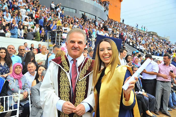 Siyasal Bilgiler, İşletme ve Turizm Fakültelerinde Mezuniyet Heyecanı
