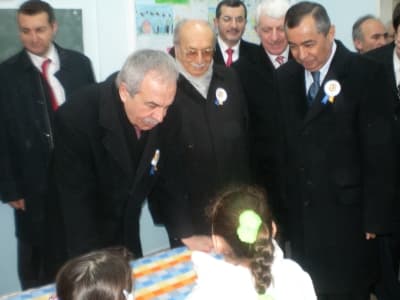 <p><font face="Arial" size="2"><font color="#333399"><font color="#000000"><strong>T&uuml;rkiye'de Yaşlanma Olgusuyla Tanışmış Bir &Uuml;lke</strong></font>&nbsp;</font>&nbsp;</font></p><p><font face="Arial" size="2">T&uuml;rkiye n&uuml;fusunun yaklaşık 3'te 2'sinin &ccedil;alışma &ccedil;ağında olduğunu ifade eden Başesgioğlu,<font color="#333399"> &quot;T&uuml;rkiye &ccedil;ok gen&ccedil; bir n&uuml;fusa sahip. Avrupa coğrafyasına yakın bir coğrafyada n&uuml;fusu b&ouml;yle gen&ccedil; olan bir başka &uuml;lke yok. Ancak bizim de gen&ccedil; n&uuml;fusumuz sonsuza kadar devam edecek değil. Y&uuml;zyılın ortalarına doğru T&uuml;rkiye'de yaşlanma olgusuyla tanışmış bir &uuml;lke olacaktır. Şu anda 65 yaş ve &uuml;st&uuml; insanımızın oranı, toplam n&uuml;fusumuzun y&uuml;zde 6'sıdır. Bu hızlı bir şekilde artıyor. 2013 ve 2014'lerde bu sayı daha da artacak. Y&uuml;zyılın ortalarına doğru T&uuml;rkiye, yaşlı bir n&uuml;fus olmanın ger&ccedil;ekleriyle y&uuml;zleşecek. Yani &ouml;n&uuml;m&uuml;zde 30 veya 40 yıllık bir s&uuml;re var. Bu s&uuml;re i&ccedil;inde bu &ccedil;ocuklarımızı hayata en iyi şekilde hazırlamanın y&ouml;ntemini bulmamız lazım. Bunların başında da okullar geliyor. Eğitimin modernleşmesi ve kalitesi adına bakanlığımız &ccedil;ok &ouml;nemli yatırımlar yapıyor. Bizim tek derdimiz gen&ccedil;lerimizin iyi yetişmesi. Hayata onları en şekilde hazırlayacak, fiziksel ortamları ve kaliteyi yakalayacağız&quot;</font> diye konuştu.&nbsp;&nbsp;<br /><br />Konuşmaların ardından Bakan Başesgioğlu okulu hizmete a&ccedil;tı. </font></p>
