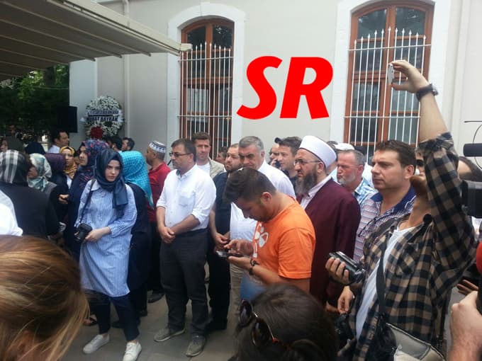 <p><strong><font face="arial,helvetica,sans-serif" size="2">Konu ile ilgili Sakarya Barosu &Ccedil;ocuk Hakları Merkezi de basın a&ccedil;ıklaması yayımladı.</font></strong></p><p><font face="arial,helvetica,sans-serif" size="2"> A&ccedil;ıklamada: ''İlimizin Kaynarca İl&ccedil;esinde meydana gelen kan dondurucu cinsel saldırı ve biri annenin karnında diğeri 10 aylık iki bebeğin de yaşamını kaybettiği hunharca işlenmiş cinayet haberiyle t&uuml;m halkımız gibi derinden sarsılmış bulunuyoruz. &Uuml;lkesindeki savaştan ka&ccedil;arak &uuml;lkemize sığınmış bir ailenin, savaştan bile korkun&ccedil; bir vahşet ile dağıtılması, misafirperverliğiyle gurur duyan milletimize ağır bir utan&ccedil;tır.&quot; denildi.<br /></font></p><p><font face="arial,helvetica,sans-serif" size="2">Yargıya intikal etmiş olan vahşeti ger&ccedil;ekleştirenlerin, en ağır cezayı almaları i&ccedil;in hukuken t&uuml;m desteği Sakarya Barosu &Ccedil;ocuk Hakları Merkezi tarafından vereceklerini ifade eden Av. Elif Erdem D&uuml;zg&uuml;n s&uuml;recin yasal takip&ccedil;isi olduklarını kamuoyuna duyurdu.<br /><br />Sakarya Barosu &Ccedil;ocuk Hakları Merkezi adına Av. Elif Erdem D&uuml;zg&uuml;n tarafından paylaşılan basın a&ccedil;ıklamasının tamamı şu şekilde:<br /></font></p><p><font face="arial,helvetica,sans-serif" size="2"><strong>DERİNDEN SARSILDIK</strong><br /></font></p><p><font face="arial,helvetica,sans-serif" size="2">İlimizin kaynarca il&ccedil;esinde meydana gelen kan dondurucu cinsel saldırı ve biri annenin karnında diğeri 10 aylık iki bebeğin de yaşamını kaybettiği hunharca işlenmiş cinayet haberiyle t&uuml;m halkımız gibi derinden sarsılmış bulunuyoruz. &Uuml;lkesindeki savaştan ka&ccedil;arak &uuml;lkemize sığınmış bir ailenin, savaştan bile korkun&ccedil; bir vahşet ile dağıtılması, misafirperverliğiyle gurur duyan milletimize ağır bir utan&ccedil;tır.<br /></font></p><p><font face="arial,helvetica,sans-serif" size="2"><strong>EN AĞIR CEZAYI ALMALARI İ&Ccedil;İN</strong><br /></font></p><p><font face="arial,helvetica,sans-serif" size="2">Tecav&uuml;z edilerek &ouml;ld&uuml;r&uuml;len gencecik bir kadının, karnındaki 9 aylık bebeğinin, 10 aylık masum bir yavrunun katillerinin en ağır cezayı alması i&ccedil;in hukuken gerekli t&uuml;m yardım tarafımızdan yapılacaktır. S&uuml;recin yasal takip&ccedil;isi olduğumuzu, acılı eş ve babaya hukuken gerekli desteği sağlayacağımızı kamuoyuna duyururuz.</font></p>