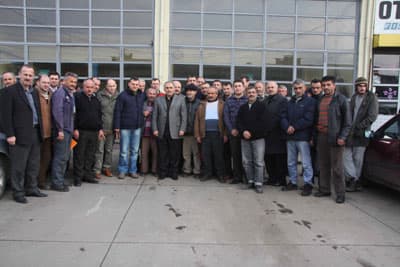 <font face="Arial" size="2">Toplu konutlar hakkında muhalefetin vatandaşa yalan s&ouml;ylediğini iddia eden İnci, şunları s&ouml;yledi; &ldquo;Ben şu ana kadar vatandaşıma 46 bin liranın &uuml;zerinde konut satmadım. İnşaat birim fiyatları bellidir. T&uuml;rkiye'de bizim kadar ucuza, bizim kadar kaliteye ikinci bina yapacak ne toplu konut ne kooperatif ne belediye tanımıyorum varsa hodri meydan. İtfaiyenin karşısındaki binayı 15 senedir yapamayanların Hendek'e verecek bir şeyleri olamaz. Biz Hendek'in 1000 yıllık geleceğine damga vurduk. Evet, biz Hendek Belediyesinin m&uuml;lklerinden 14 ayrı yeri sattık. Ticaret Merkezi'ne 118 d&uuml;kkan yaptık. Benim yaptığım ve bakanlığa devrini yaptığımız yaşlılar yurdunu g&ouml;rm&uuml;yor musunuz? Benim esnafım kazansın diye &uuml;niversitenin i&ccedil;ine 16 derslik okul binasını g&ouml;rm&uuml;yor musunuz? T&uuml;m bunları yaparken hi&ccedil;bir esnafımdan bir kuruş para istemedim.&rdquo;</font>