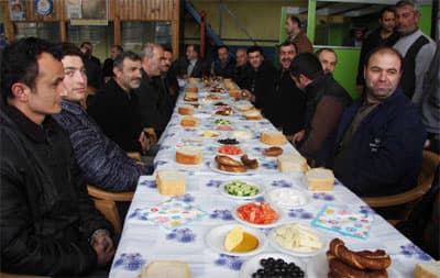 <font face="Arial" size="2">İnci, belediyenin &ccedil;iftlik olmadığını belirterek,<font color="#333399"> &ldquo;Yapılan her harcama devletin memurları tarafından kalem kalem inceleniyor. Belediye başkanının 'ver şuraya şu parayı' deme şansı yoktur. Her harcama kontrol altındadır. Bir belediye başkanının keyfi harcama yapması gibi bir durum s&ouml;z konusu değildir, b&ouml;yle bir d&uuml;nya yok&rdquo;</font> dedi.<br /><br />Projelerine de değinen Başkan İnci, Uludere'yi mesire merkezi yapacaklarını, il&ccedil;eye 100 yataklı hastane kazandıracaklarını, olimpik y&uuml;zme havuzu, 2500 kişilik klapalı spor salonu ve gen&ccedil;lik merkezinin yanı sıra, Cumhuriyet ilk&ouml;ğretim okulunun başka alana taşınması ile kız meslek lisesinin kaldırılması ile &ccedil;arşı merkezine iki katlı otopark ve &uuml;st&uuml;n&uuml; m&uuml;kemmel bir park haline getireceklerini kaydetti.</font>
