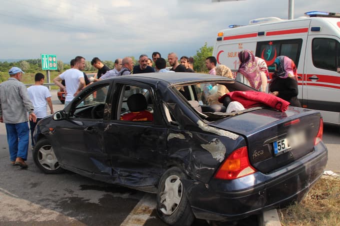 Polis aracıyla otomobil çarpıştı