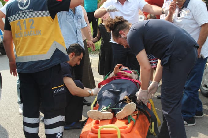 Polis aracıyla otomobil çarpıştı