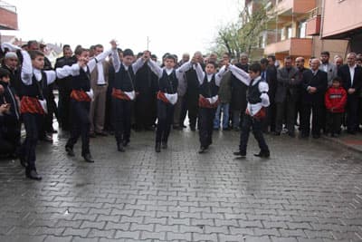 <font face="Arial" size="2">Erzurumlular Derneği Hendek Şube Başkanı Şamettin Demir, Hendek'te yaşayan Erzurumlular olarak k&uuml;lt&uuml;rlerini yaşatmak ve tanıtmak amacıyla b&ouml;yle bir dernek kurduklarını belirterek, derneğe sadece Erzurumular'ın değil t&uuml;m Hendekliler'in &uuml;ye olmasını beklediklerini s&ouml;yledi.<br />Sakarya Erzurumlular Derneği Başkanı M&uuml;kerrem Ko&ccedil;'ta Hendek'te a&ccedil;ılan şubeyle Sakarya'daki şube sayısının 5'e &ccedil;ıktığını belirterek, <font color="#333399">&ldquo;Hedefimiz Sakarya'nın t&uuml;m il&ccedil;elerinde şube a&ccedil;arak Dadaş k&uuml;lt&uuml;r&uuml;n&uuml;, oyunlarını, yemeklerini, t&uuml;rk&uuml;lerini kısaca Erzurum'u Sakarya'yla &ouml;zdeşleştirmek. Ayrımcılığı değil birleşmeyi hedefleyerek kurduğumuz derneğimizin Sakarya'ya ve &uuml;lkemize hayırlı olmasını diliyorum&rdquo;</font> dedi.</font>