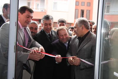 <font face="Arial" size="2">Hendek Belediye Başkanı Ali İnci ise&nbsp; Hendek'in k&uuml;lt&uuml;rel mozaiğinde Erzurumlular'ında yerini aldığını belirterek, &ldquo;İl&ccedil;emizdeki Abaza, G&uuml;rc&uuml;, T&uuml;rk, Karadeniz gibi k&uuml;lt&uuml;rel zenginliği taşımaktan onur duyuyoruz. Bu zenginliği Bayraktepe'de kurduğumuz Hendek K&uuml;lt&uuml;revi'nde ebedileştirmeye &ccedil;alışıyoruz. İl&ccedil;emizdeki bu kardeşliğin uzun yıllar s&uuml;rmesi temennisiyle hayırlı olsun diyorum&rdquo; diye konuştu.<br /><br />Daha sonra Erzurum Halk Oyunları ekibi k&uuml;&ccedil;&uuml;k bir g&ouml;steri sundular. Hayırlı olsun dilekleriyle ve dualarla a&ccedil;ılan derneğin şu anda 250 &uuml;yesi bulunuyor. A&ccedil;ılışa katılan vatandaşlar &ccedil;alan davul zurna eşliğinde halay &ccedil;ektiler.</font>