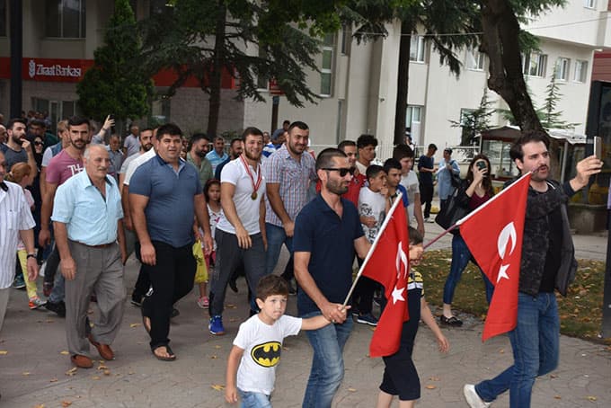 Şampiyon güreşçiyi davul zurna ile karşıladılar