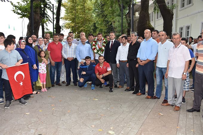 Şampiyon güreşçiyi davul zurna ile karşıladılar