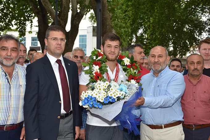 Şampiyon güreşçiyi davul zurna ile karşıladılar