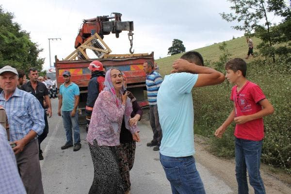 Traktörün altında kalan adam can verdi