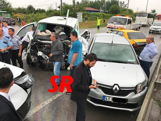 Hendek'te 5 araç birbirine girdi