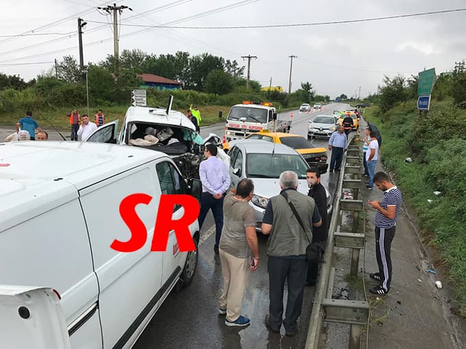 Hendek'te 5 araç birbirine girdi