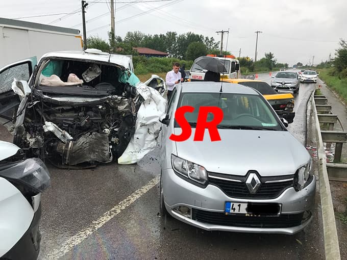 Hendek'te 5 araç birbirine girdi