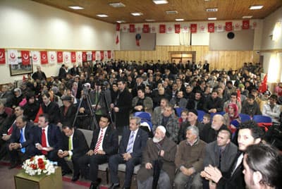 <font face="Arial" size="2">T&uuml;rkiye'yi yıllardır idare eden h&uuml;k&uuml;metlerin &uuml;lkenin sorunlarını &ccedil;&ouml;zemediklerini savunan Yazıcıoğlu, her partinin sorunları halının altına s&uuml;p&uuml;rmesi nedeniyle sorunların giderek &ccedil;oğaldığını iddia etti. &Uuml;lkede birlik ve beraberliğin sağlanması adına vatandaşlardan partisine destek vermelerini isteyen Yazıcıoğlu,<font color="#333399"> &quot;D&uuml;n&uuml;n ve bug&uuml;n&uuml;n iktidarları T&uuml;rkiye'de gelir dağılımı adaletini sağlayamadı. Halkımız her d&ouml;nem ezilen, horlanan ve dışlanan bir kesim oldu. Her d&ouml;nemde kendi yandaş ve &ccedil;evrelerinden zenginliklerine zenginlik katanlar oldu. T&uuml;rkiye'de bankalar soyuldu, faturasını iş&ccedil;i, k&ouml;yl&uuml;, dul yetim, esnaf ve emekliler &ouml;dedi. Amerika'da kriz oldu. Şimdi yine halkımız faturayı &ouml;d&uuml;yor''</font> diye konuştu.</font>
