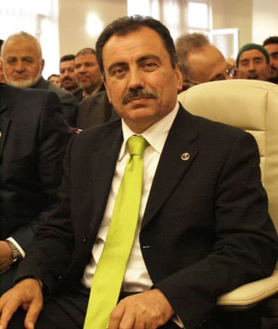 <font face="Arial" size="2">Yanlış ekonomik politikalar nedeniyle T&uuml;rk halkının yıllardan beri mağdur edildiğini savunan Yazıcıoğlu, şunları s&ouml;yledi: &quot;Başbakan Recep Tayyip Erdoğan'ın kredi kartı mağdurları i&ccedil;in 'ayaklarını yorganlarına g&ouml;re uzatsalardı, onlara hi&ccedil; acımıyorum' diyor. Sayın Erdoğan, onlar sizden &ouml;nceki siyaset&ccedil;iler ve sizin yanlış ekonomik politikalarınızın mağdurudurlar. Onlar hesabını bilmedi de siz hesabınızı bildiniz mi? &Ouml;yleyse vatandaş ayağını yorganına g&ouml;re uzatmadı, kredi kartı borcuna battı. Siz de IMF'ye mahkum oldunuz, dış ve i&ccedil; bor&ccedil;la milleti bor&ccedil;la yatıp bor&ccedil;la kalkar hale getirmediniz mi? Vatandaş da devlet de işini bor&ccedil;la &ccedil;eviriyor. Vatandaş bor&ccedil;la yaşıyor da devlet bor&ccedil;suz mu yaşıyor? 2002 yılında 150 milyar dolar olan i&ccedil; bor&ccedil; şu anda 229 milyar doların &uuml;zerine &ccedil;ıktı. Dış borcu da kattığınız zaman neredeyse T&uuml;rkiye'nin bor&ccedil;ları &uuml;&ccedil;e katlanmış. IMF ile anlaşma yapacaksınız. 25 milyar dolar alacaksınız ama T&uuml;rkiye'nin her şeyini kontrol ettireceksiniz. Vatandaşa 'ayağını yorganına g&ouml;re uzat' diyorsunuz. Sen niye ayağını yorganına g&ouml;re uzatmadın?.''</font>