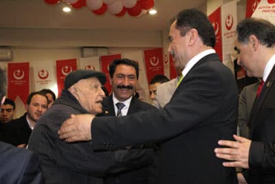 <font face="Arial" size="2">BBP dışındaki partilerin birbirlerini itham etmekten başka bir şey ortaya koyamadıklarını &ouml;ne s&uuml;ren Yazıcıoğlu,<font color="#333399"> ''BBP T&uuml;rkiye i&ccedil;in yapacaklarını her yerde s&ouml;yl&uuml;yor. Ter&ouml;rle m&uuml;cadelenin nasıl yapılacağını, &ccedil;ift&ccedil;inin nasıl kurtulacağını, yerel y&ouml;netimlerin nasıl kalkınacağını, yolsuzluğun nasıl sıfıra ineceğini s&ouml;yledik. Her zaman anlatıyoruz ama bizi dinleyen yok. B&uuml;t&uuml;n vatandaşlarımızın BBP adaylarına oy vermelerini rica ediyorum. Halkımızın BBP'nin başı dik ve d&uuml;r&uuml;st duruşuna, yıllardır &ccedil;izgisinden sapmayan onurlu y&uuml;r&uuml;y&uuml;ş&uuml;ne oy vermelerini rica ediyorum''</font> dedi.</font>