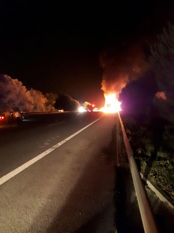 TEM Otoyolu'nda TIR yandı