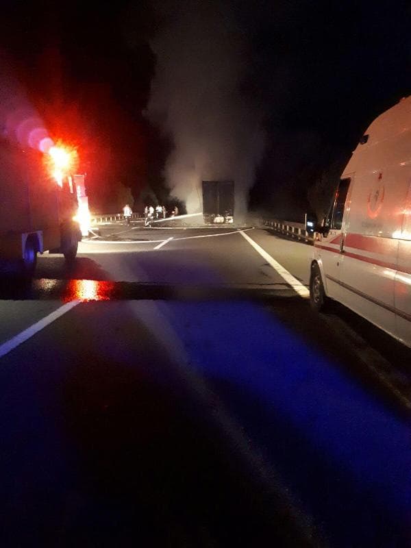 TEM Otoyolu'nda TIR yandı