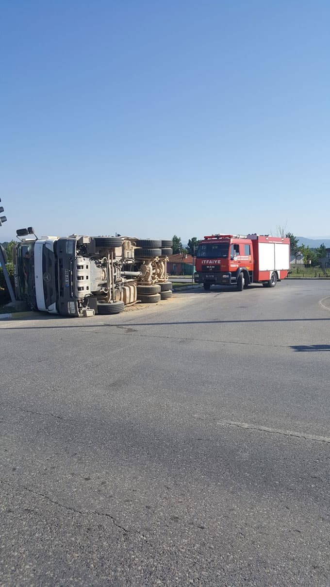 Hafriyat kamyonu devrildi