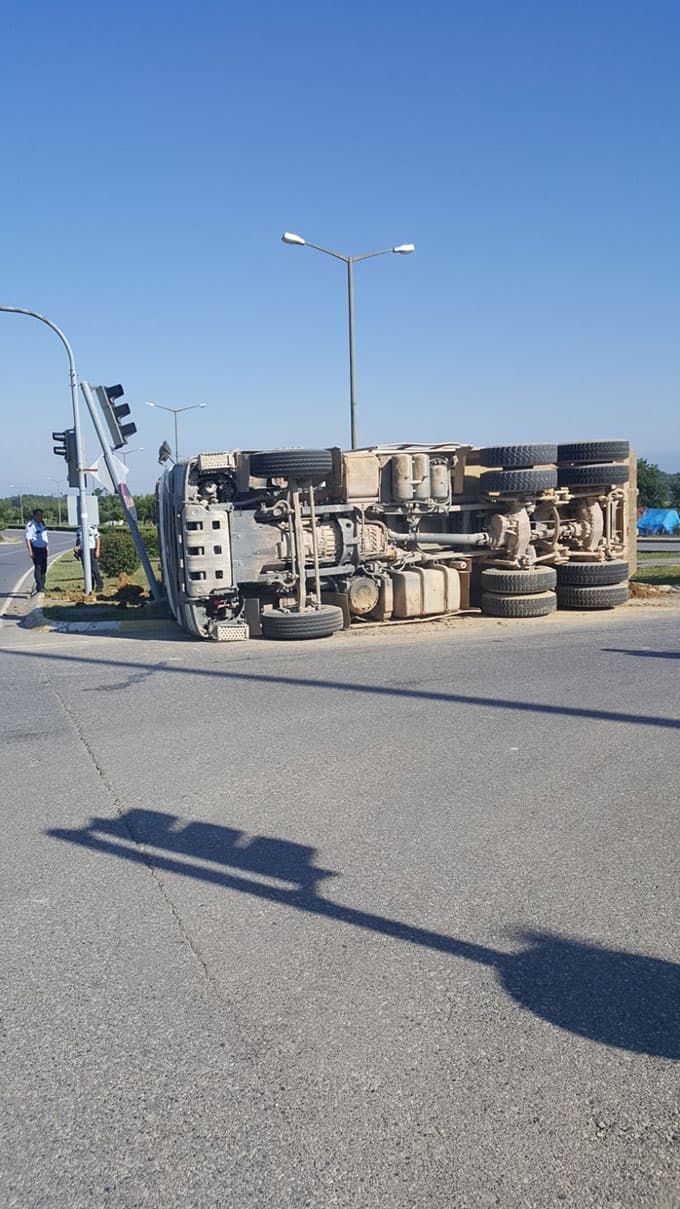 Hafriyat kamyonu devrildi