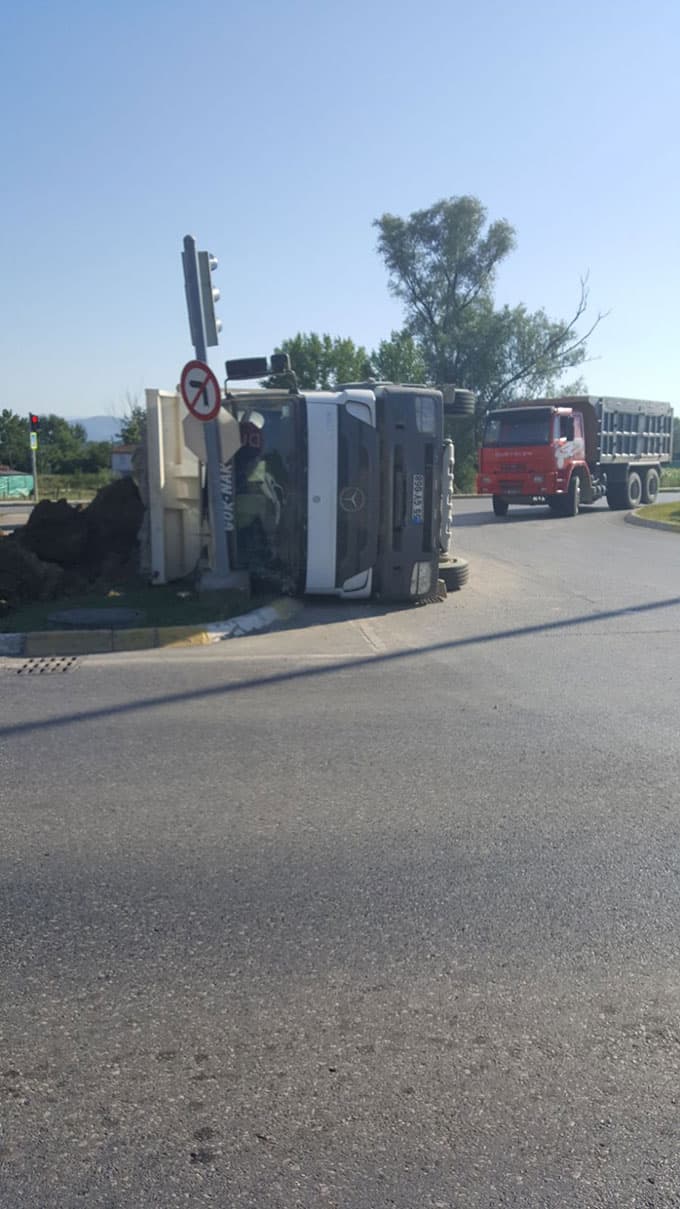 Hafriyat kamyonu devrildi