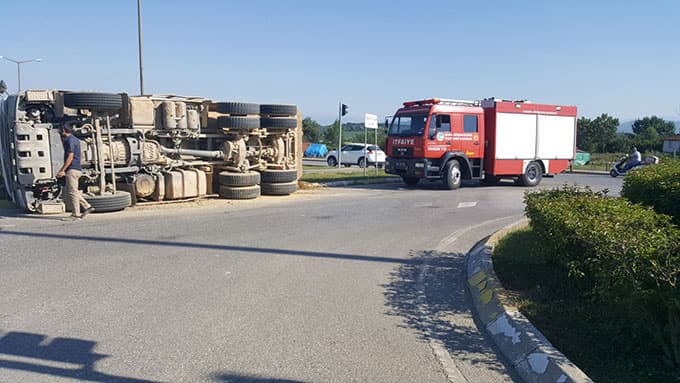 Hafriyat kamyonu devrildi