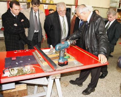 <p><font face="arial,helvetica,sans-serif"><font size="2"><strong>Ayrıntılar G&ouml;r&uuml;ş&uuml;ld&uuml;<br /><br /></strong>İlk etapta 2009 yılı Haziran ayı sonuna kadar metal konstr&uuml;ksiyonları hazır vagonları i&ccedil;in, pn&ouml;matik dış kapı alımı, sonrasında mevcut t&uuml;m vagonlarında yapılacak modernizasyonların projelendirilmesinden malzeme teminine kadar her konuda ortak &ccedil;alışma yapılması &uuml;zerine g&ouml;r&uuml;şmeler ger&ccedil;ekleştirildi. Kapı, klima, vagon i&ccedil; donanımı gibi pek &ccedil;ok konuda ayrıntılar g&ouml;r&uuml;ş&uuml;ld&uuml;.&nbsp;&nbsp;<strong>&nbsp;</strong></font></font></p><p><font face="arial,helvetica,sans-serif"><font size="2"><strong>&Ouml;nemli Bir Yere Sahip Olmasından Mutlu</strong> </font></font></p><p><font face="arial,helvetica,sans-serif" size="2">T&Uuml;VASAŞ yetkilileriyle teknik konuların g&ouml;r&uuml;ş&uuml;lmesinden ve fabrikada incelemelerde bulunduktan sonra Bulgar heyet, T&Uuml;VASAŞ Genel M&uuml;d&uuml;r&uuml; İbrahim Ertiryaki ile birlikte &ouml;ğle yemeği yedi. Stroichkov, T&Uuml;VASAŞ ile geliştirdikleri ilişkilerin &uuml;lkeler arası işbirliğinde &ouml;nemli bir yere sahip olmasından mutlu olduklarını ifade etti.&nbsp;&nbsp;&nbsp;</font></p>