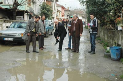 Sapanca'da Ancak Paçalarını Sıvayarak Yürüyebiliyorlar
