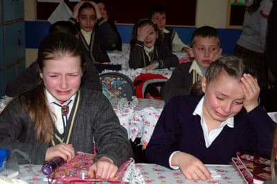 <font size="2"><font face="Arial"><strong>Onu &Ccedil;ok &Ouml;zleyeceğim<br /><br /></strong>Beyda &Ouml;zbek ise, Ceyda ile birlikte bu hafta sonu folklor g&ouml;sterisinde oynayacaklarını dile getirdi. Arkadaşının İngilizce &ouml;ğretmeni olmayı hayal ettiğini vurgulayan &Ouml;zbek, <font color="#333399">&quot;O benim en yakın arkadaşımdı. İngilizce &ouml;ğretmeni olmayı isterdi. Cuma g&uuml;n&uuml; folklor g&ouml;sterisinde birlikte oynayacaktık. Ama katılamayacak. Onu &ccedil;ok &ouml;zleyeceğim.&quot;</font> diye konuştu.<br /><br />Kocaeli'nin Kartepe il&ccedil;esindeki kazada Uzun&ccedil;iftlik beldesinden İzmit y&ouml;n&uuml;ne giden B&uuml;lent K&ouml;se y&ouml;netimindeki 54 EH 523 plakalı otomobil ile karşı y&ouml;nden gelen Serkan K&uuml;lah&ccedil;ıoğlu idaresindeki 34 CG 8023 plakalı kamyonet &ccedil;arpışmıştı. Kazada otomobil s&uuml;r&uuml;c&uuml; B&uuml;lent K&ouml;se ile kızı Ceyda K&ouml;se hayatını kaybetmişti. Kazada anne Kevser K&ouml;se ile abla Dilara K&ouml;se ağır yaralanmıştı.</font></font>