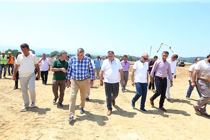 Yapılmakta olan hal kompleksini incelediler