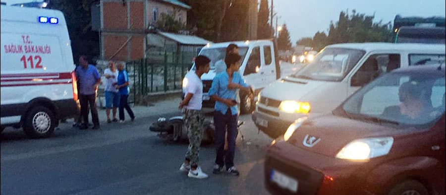 Motosiklet ile otomobil çarpıştı
