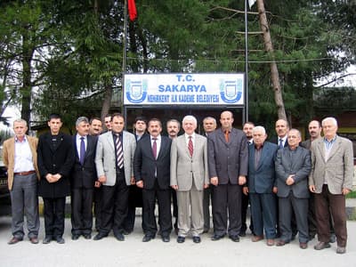 <p><font face="arial,helvetica,sans-serif" size="2"><strong>Nehirkent Belediyesi</strong>&nbsp;</font></p><p><font face="arial,helvetica,sans-serif" size="2">Başkan Duran&rsquo;ın Sakarya&rsquo;yı ilklerle tanıştırdığını ifade eden Nehirkent Belediye Başkanı Rıdvan Sezer ise, <font color="#333399">&ldquo;Şehrimizi duble yollar, modern parklar gibi ilklerle tanıştırdınız. G&uuml;zel hizmetlerinizle yepyeni bir şehir oluşturdunuz. Bu şehirde emeğiniz &ccedil;ok b&uuml;y&uuml;k. Kimse bunu inkar edemez. Sakarya sizi unutmayacak&rdquo;</font> dedi. <br /><br />Başkan Duran&rsquo;ın her zaman yanlarında olduğunu ve desteğini esirgemediğini de belirten Rıdvan Sezer <font color="#333399">&ldquo;Beldemize yaptığınız t&uuml;m hizmetler i&ccedil;in teşekk&uuml;r ediyoruz&rdquo;</font> dedi. Her g&ouml;revin bir sonu olduğunu ifade eden Başkan Duran ise, &ldquo;<font color="#333399">15 yıldır bu şehrin g&uuml;zel insanlarına hizmet vermeye &ccedil;alıştım. Belediyecilik bir g&ouml;n&uuml;l işidir. <strong>Sakarya sevdalısı biri olarak her zaman ilimizin en g&uuml;zel iller arasında yer alması i&ccedil;in gayret g&ouml;sterdim</strong>. Hizmetleri anlatmaya gerek yok, halkımız her şeyin farkında. Bir&ccedil;ok kişiden &ouml;vg&uuml; dolu s&ouml;zler alıyorum. Sakarya&rsquo;ya g&uuml;zel eserler kazandırabildiysem ve halkımızdan hayır duası alabiliyorsam benim i&ccedil;in en b&uuml;y&uuml;k mutluluk budur&rdquo;</font> dedi. Belediye başkanları g&uuml;n&uuml;n anısına Başkan Duran&rsquo;a &ccedil;eşitli hediyeler verdiler.&nbsp;<br />&nbsp;<br />&nbsp;<br /></font></p>