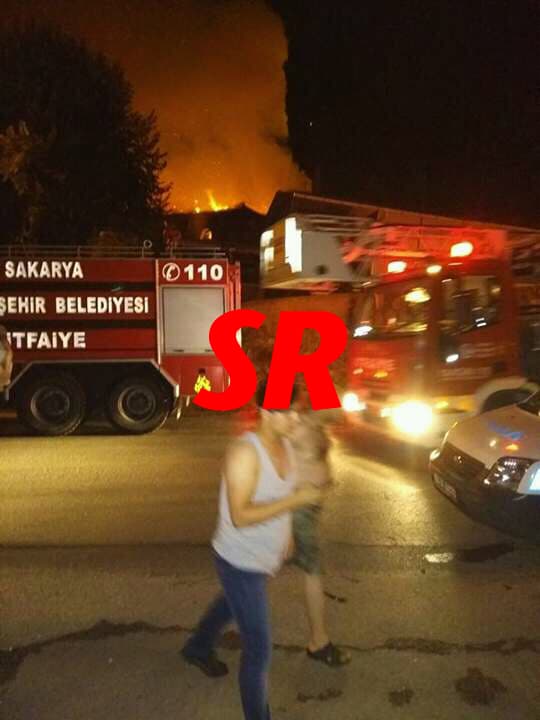 57 yıllık cami çıkan yangında küle döndü
