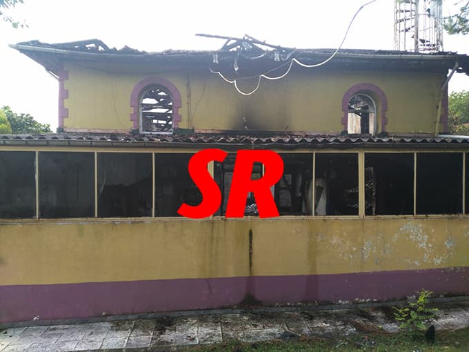 57 yıllık cami çıkan yangında küle döndü