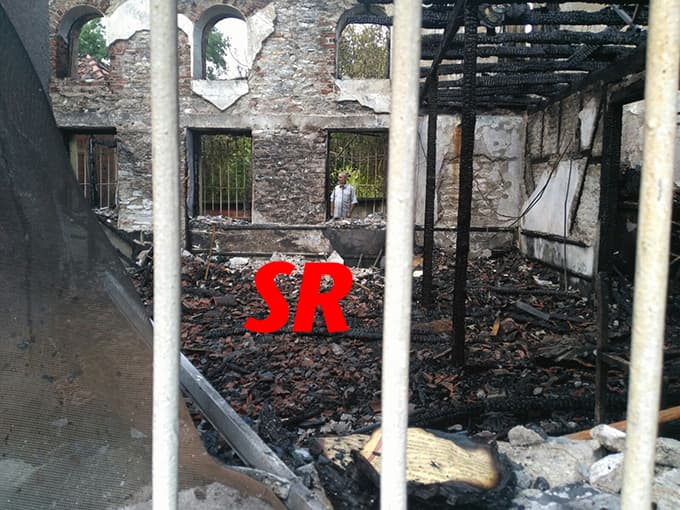 57 yıllık cami çıkan yangında küle döndü