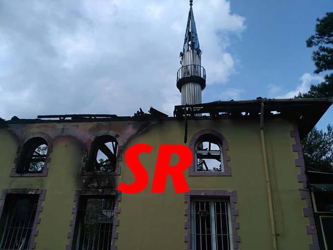 57 yıllık cami çıkan yangında küle döndü