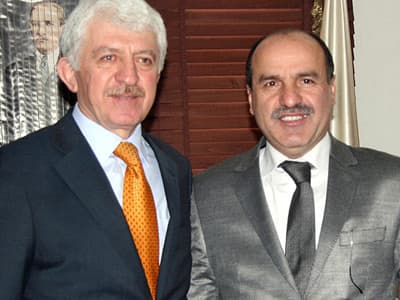 <p><font face="arial,helvetica,sans-serif" size="2"><strong>Sapanca Gelişiyor</strong></font></p><p><font face="arial,helvetica,sans-serif" size="2">Başkan Duran ayrıca Sapaca Belediye Başkanı İbrahim Uslu&rsquo;yu, Sapanca Kaymakamı Osman Sarı&rsquo;yı ve Sapanca AK Parti İl&ccedil;e Teşkilatına ziyarette bulundu. Ziyaretten duyduğu memnuniyetini dile getiren Sapanca Belediye Başkanı İbrahim Uslu Başkan Duran&rsquo;ın Sakarya&rsquo;ya ve Sapanca&rsquo;ya &ccedil;ok şeyler kattığını belirterek<font color="#333399"> &ldquo;Başkanımızın şehrimizde ve il&ccedil;emizde b&uuml;y&uuml;k emekleri var. Yaptığınız hizmetlerle şehrimizi, gelişmiş şehirler arasına y&uuml;kselttiniz. Eski ile yeni karşılaştırıldığında geldiğimiz noktayı herkes g&ouml;r&uuml;yor. Sizi her zaman minnetle anacağız&rdquo;</font> dedi.<br /></font></p>