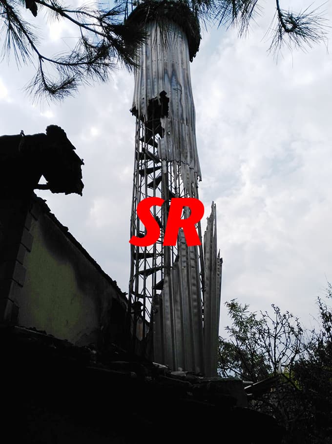 57 yıllık cami çıkan yangında küle döndü