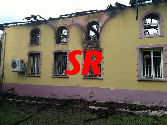 57 yıllık cami çıkan yangında küle döndü