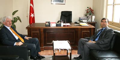 <font face="arial,helvetica,sans-serif" size="2"><font color="#000000"><strong>Geleceğini &Ccedil;ok Parlak G&ouml;r&uuml;yorum</strong></font><br /><br />Sapanca Kaymakamı Osman Sarı ise <font color="#333399">&ldquo;Sapanca il&ccedil;esine 8 ay &ouml;nce atandım. Sapanca &ccedil;ok gelişmiş ve modern bir il&ccedil;e. Yaptığınız hizmetlerle Sakarya&rsquo;nın ve Sapanca&rsquo;mızın gelişiminde b&uuml;y&uuml;k emeklerinizin olduğunu &ouml;ğrendim. G&uuml;zel hizmetlerinizden dolayı tebrik ediyorum&rdquo; <font color="#333399">dedi. Sapanca&rsquo;nın &ccedil;ok g&uuml;zel ve gelişime a&ccedil;ık bir belde olduğunu belirten Başkan Duran ise</font> &ldquo;Sapanca &ccedil;ok şirin bir beldemiz. Şehrimizde turizm kalbi Sapanca&rsquo;da atıyor. Bu g&uuml;zel il&ccedil;emizin geleceğini &ccedil;ok parlak g&ouml;r&uuml;yorum&rdquo;</font> dedi.<br /></font>