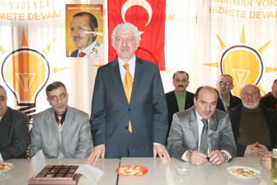 <p><font face="arial,helvetica,sans-serif" size="2"><strong><font color="#000000">G&uuml;zel S&ouml;zlerle ve Dualarla Anılmaktır</font>&nbsp;</strong></font></p><p><font face="arial,helvetica,sans-serif" size="2">AK Parti Sapanca İl&ccedil;e Teşkilatına, Sapanca Belediye Başkanı İbrahim Uslu ile birlikte ziyarette bulunan Başkan Duran, İl&ccedil;e Başkanı Nazmi Bostancı ve partililerle sohbet etti.&nbsp; <br /><br />15 yıllık belediye başkanlığı s&uuml;resinde Sakarya&rsquo;nın her noktasına eşit hizmet vermeye gayret ettiğini belirten Başkan Duran<font color="#333399"> &ldquo;Belediyecilik g&ouml;n&uuml;l işidir. Bu millet bana 3 d&ouml;nem belediye başkanlığını nasip etti. Ben de halkımın bana verdiği bu g&ouml;revi layığı ile yerine getirmeye &ccedil;alıştım. Sakaryamızı modern ve gelişmiş bir şehir haline getirmek i&ccedil;in canla başla m&uuml;cadele ettim. Yaptığımız hizmetlerle şehrimiz bug&uuml;n modern kentler arasında yerini aldı Altyapı bir şehrin gelişmişlik g&ouml;stergesidir anlayışı ile şehrin yol, su ve doğalgaz sorununu tamamıyla &ccedil;&ouml;zd&uuml;k. Artık Sakaryamızda altyapı sıkıntısı yaşanmıyor. Şehrimiz modern yolları, parkları ve yeşili ile beğenilen ve g&ouml;&ccedil; alan şehirlerin başında geliyor. Hizmetleri anlatmaya gerek yok. Yaptıklarımızı halkımız g&ouml;r&uuml;yor ve takdir ediyor. Benim en b&uuml;y&uuml;k mutluluğum Sakaryalılar tarafından g&uuml;zel s&ouml;zlerle ve dualarla anılmaktır&rdquo;</font> dedi.<br /></font></p>