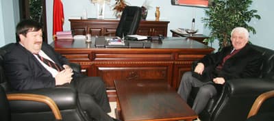 <p><font face="arial,helvetica,sans-serif" size="2"><strong>Erenler Belediyesi</strong>&nbsp;</font></p><p><font face="arial,helvetica,sans-serif" size="2">Başkan Aziz Duran daha sonra Erenler Kaymakamı Mustafa Nazmi Sezgin&rsquo;i, Erenler Belediye Başkanı Cavit &Ouml;zt&uuml;rk&rsquo;&uuml; ve AK Parti Erenler İl&ccedil;e Teşkilatını ziyaret etti. <br /><br />Başkan Duran'ı ağırlamaktan onur duyduğunu ifade eden Kaymakam Mustafa Nazmi Sezgin <font color="#333399">&ldquo;Sakarya&rsquo;ya &ouml;nemli hizmetler verdiğinizi g&ouml;r&uuml;yorum. Başarılı hizmetlerinizden dolayı tebrik ediyor, bundan sonraki yaşamınızda mutluluklar diliyorum&rdquo;</font> dedi</font></p>