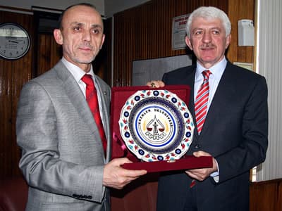 <font face="arial,helvetica,sans-serif" size="2"><strong>Erenler Belediye Başkanı Cavit &Ouml;zt&uuml;rk</strong> <br /><br />Erenler Belediye Başkanı Cavit &Ouml;zt&uuml;rk Sakarya&rsquo;nın tarihi boyunca g&ouml;rmediği hizmetlere Başkan Duranla kavuştuğunu belirterek &ldquo;<font color="#333399">Şehrimiz duble yolları, altyapısı, parkları ve yeni yerleşim b&ouml;lgesiyle beğenilen şehirler arasına yerini aldı. Doğalgaz ağı Sapanca, Arifiye ve Hendek&rsquo;e kadar uzandı. <strong>Başkanımız Sakarya&rsquo;da bir ekold&uuml;r.</strong> Bunu kimse ink&acirc;r edemez. Başkanımız Erenler olarak her zaman yanımızda olmuş ve desteğini esirgememiştir. Yaptığı t&uuml;m hizmetler ve verdiği desteklerden dolayı kendisine m&uuml;teşekkiriz. Bundan sonrada başkanımızın tecr&uuml;belerini bizlerle paylaşacağından eminiz. Kendisini her zaman dualar ve g&uuml;zel s&ouml;zlerle anacağız&rdquo; <font color="#000000">dedi. <br /><br />G&ouml;n&uuml;l birliği ile s&uuml;rd&uuml;r&uuml;len &ccedil;alışma d&ouml;neminin tamamlamasına az bir s&uuml;re kaldığını ifade eden Başkan Duran</font> &ldquo;3 d&ouml;nemlik belediye başkanlığım s&uuml;resince şehrimize g&uuml;zel hizmetler kazandırmak i&ccedil;in &ccedil;aba g&ouml;sterdim. Sakarya&rsquo;mız altyapısı ve &uuml;styapısı ile b&uuml;y&uuml;k bir değişim yaşadı. Kentleri kent yapan altyapı ve &ccedil;evre &ccedil;alışmalarıdır. Erenler&rsquo;de y&uuml;zeysel değil, geleceğe y&ouml;nelik bir&ccedil;ok &ccedil;alışmaya imza attık. <strong>Doğalgaz i&ccedil;in kazılmadık sokak kalmadı. B&uuml;y&uuml;k Erenler kanalını Cavit kardeşimle birlikte y&uuml;r&uuml;tt&uuml;ğ&uuml;m&uuml;z &ccedil;alışmalar sonucunda kapattık.</strong> Sakarya kıyısındaki &ccedil;alışmalarımız Erenler&rsquo;e farklı bir g&uuml;zellik kazandıracak. G&ouml;revler biter ama dostluklar bitmez. Her zaman sizlerin yanında olmaya devam edeceğim&rdquo; </font>dedi. Erenler Belediyesi &ccedil;alışanları Başkan Duran&rsquo;ı alkışlar eşliğinde uğurladılar.<br /></font>