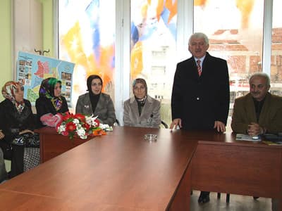 <p><font face="arial,helvetica,sans-serif" size="2" color="#000000"><strong>G&uuml;zel Eserlerle Bu G&uuml;nlere Kavuşturdu&nbsp;</strong></font></p><p><font face="arial,helvetica,sans-serif" size="2">Erenler AK Parti İl&ccedil;e Teşkilatı'nı da ziyaret eden Başkan Duran, İl&ccedil;e Başkanı Osman Hıra ve AK Partili hanımlar ve gen&ccedil;ler tarafından karşılandı. <br /><br />İl&ccedil;e Başkanı Osman Hıra Başkan Duran&rsquo;ın her zaman kendilerine destek verdiğini belirterek <font color="#333399">&ldquo;Başkanımız Aziz Duran her zaman yanımızda oldu. Sıkıntıların giderilmesinde destekleriniz esirgemedi. Sakaryamızı da yaptığı birbirinden g&uuml;zel eserlerle bu g&uuml;nlere kavuşturdu. Kendisini her zaman h&uuml;rmetle anacağız&rdquo;</font> dedi.<br /><br /><strong><font color="#000000">Vatandaşımızın Memnuniyetini Biliyoruz<br /></font></strong><br />15 yılık belediye başkanlığı boyunca iyi k&ouml;t&uuml; bir&ccedil;ok g&uuml;n&uuml; geride bıraktığını ifade eden başkan Duran <font color="#333399">&ldquo;Zor g&uuml;nler yaşamış, deprem g&ouml;rm&uuml;ş bir şehri bu mutlu g&uuml;nlere hep birlikte getirdik. İmk&acirc;nları dengeli ve adil dağıtmaya &ccedil;alıştık. Sevgiyi, coşkuyu ve heyecanı yok etmeden g&ouml;revden ayrılmak benim i&ccedil;in &ccedil;ok b&uuml;y&uuml;k bir mutluluk. &Ouml;nemli olan Sakaryamızda g&uuml;zel eserler bırakmış olmak. Se&ccedil;im kaybederek g&ouml;revden ayrılmıyoruz. Vatandaşımızın memnuniyetini biliyoruz. Bu memnuniyette sizlerin &ccedil;ok fazla emekleri var. Her g&ouml;revin bir sonu vardır. Ben g&ouml;revimi başarı ile tamamlamanın mutluluğunu yaşıyorum. Bundan sonrada durmak yok, hizmete devam diyorum. Sakarya sevdalısı olarak farklı g&ouml;revlerde de &ccedil;alışmaya hazırım&rdquo;</font> dedi.<br /></font><br /><font face="arial,helvetica,sans-serif" size="2">Erenler Belediye Başkanı Cavit &Ouml;zt&uuml;rk g&uuml;n&uuml;n anısına Başkan Duran&rsquo;a plaket ve &ccedil;ini tabak hediye ederken, parti teşkilatı da &ccedil;i&ccedil;ek takdim etti.</font></p>