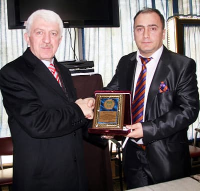 <p><font face="arial,helvetica,sans-serif" size="2"><strong>Ozanlar Mahalesi</strong>&nbsp;</font></p><p><font face="arial,helvetica,sans-serif" size="2">Başkan Duran, Ozanlar Mahalle Muhtarı Muhittin Yazgan ve mahalle sakinleriyle kahvaltılı toplantıda bir araya geldi. <br /><br />Başkan Duran&rsquo;a mahallerine kazandırdığı hizmetler i&ccedil;in vefa bor&ccedil;larının olduğunu belirten Muhtar Muhittin Yazgan <font color="#333399">&ldquo;Başkanımız Aziz Duran bizlere her zaman destek oldu. Sıkıntılarımızın giderilmesinde bizlerden yardımını esirgemedi.&nbsp; Mahallemizin g&uuml;zelleşmesinde başkanımızın b&uuml;y&uuml;k emekleri var. Başkanımızın yaptığı hizmetlerle Sakaryamızın &ccedil;ehresi değişti. Şehrimiz deprem g&ouml;rmesine rağmen &ccedil;ok kısa zamanda ayağa kalktı ve hızlı bir değişim i&ccedil;ine girdi. Sakaryalıların başkanımızı unutması m&uuml;mk&uuml;n değil. &Ccedil;&uuml;nk&uuml; biz biliyoruz ki halkımız şehrine birbirinden &ouml;nemli hizmetler veren insanları unutmazlar. Bizlerde Başkanımız Aziz Duran&rsquo;ı unutmayacağız, her zaman g&uuml;zel s&ouml;zlerle anacağız. Başkanımız Aziz Duran&rsquo;a şehrimize kazandırdığı eserler ve mahallemize yaptığı katkılardan dolayı teşekk&uuml;r&uuml; bor&ccedil; biliyor, başkanımızı &ccedil;ok daha iyi mevki ve g&ouml;revlerde g&ouml;rmek istiyoruz&rdquo;</font> dedi.<br /></font></p>