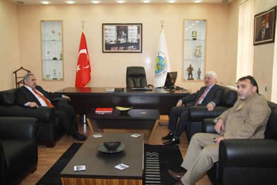<font face="Arial" size="2" color="#000000"><strong>Başkan İnci,&nbsp;Yaptığı İcraatlarla &Ouml;rnek Olmuştur</strong></font><br /><br /><br /><font face="Arial" size="2">Ardından Başkan Duran, Hendek İl&ccedil;e Kaymakamı Harun Kaya'yı ve Belediye Başkanı Ali İnci'ye veda ziyaretinde bulundu. Duran, belediyede yaptığı konuşmada, Belediye Başkanı Ali İnci'nin yapmış olduğu hizmetlerle Hendek'e sınıf atlattığını belirterek, <br /><font color="#333399">&quot;Başkan İnci, siyasette hep yaptığı icraatlarla &ouml;rnek olmuştur. Siyasi arenada &ccedil;ok iyi bir konuma sahiptir. B&uuml;y&uuml;kşehir olarak Hendek'le g&uuml;zel &ccedil;alışmalar yaptık. Hendek her alanda b&uuml;y&uuml;k yol kat ederek sınıf atlamıştır. Başkan İnci'yi her zaman başarılı hizmetlerinden dolayı takdir ettik. 29 Mart yerel se&ccedil;imlerinden de başarıyla &ccedil;ıkacağına inanıyorum. Hendek, Ali İnci ile her zaman unutulmaz sayfa olarak kalacaktır. Bizler de Sakarya'ya g&uuml;zel hizmetler vermenin onurunu yaşadık. Bizden sonrakiler yola devam edecektir&quot;</font> dedi. </font>