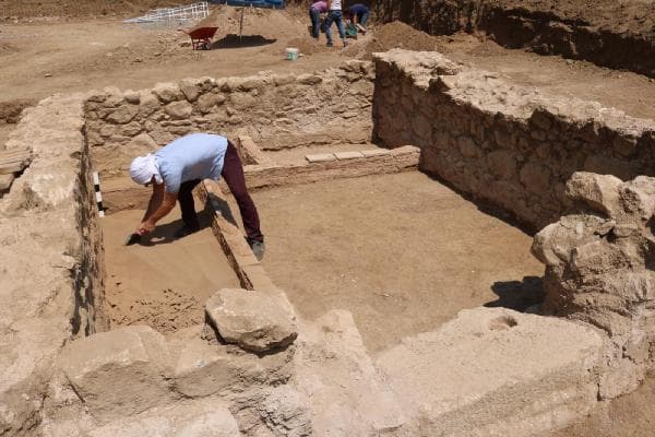 Cami inşaatında Roma dönemine ait mezar bulundu